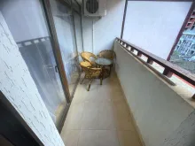 стіл та стільці на терасі