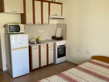 кухонний гарнітур та ліжко