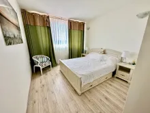 кровать в спальне