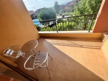 велика тераса з видом на басейн