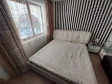 ліжко у спальні