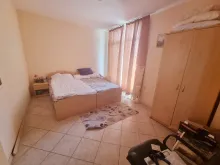 двоспальне ліжко та шафа