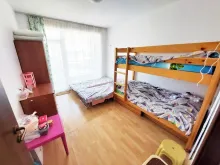 двоспальне ліжко та дитяче двоярусне