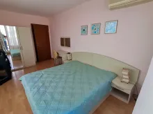кровать в спальне