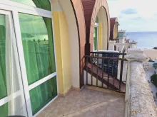 тераса з частковим видом на море