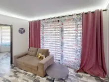 диван у кімнаті