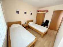 два окремі ліжка в спальні