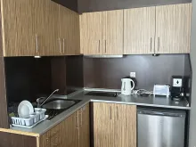 кухонний гарнітур та холодильник