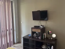 телевізор та двоспальне ліжко