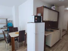 міні-кухня, холодильник, стіл