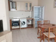 кухонний гарнітур та обідній стіл