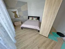 двоспальне ліжко у спальні