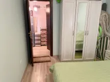 гардероб та ліжко в спальні