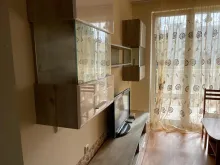 телевізор та меблі у квартирі