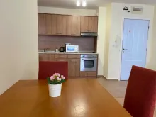 обідній стіл та кухонний бокс