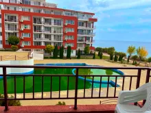 вид з тераси на басейн і море