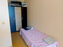 кровать и шкаф
