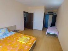 кровать в спальне