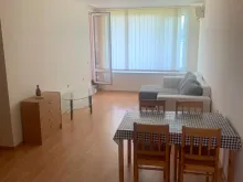 обідній стіл у кімнаті