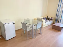 холодильник та обідній стіл
