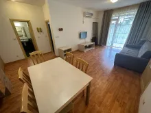 обідній стіл у квартирі