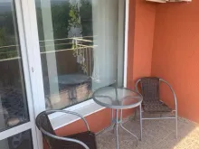 садові меблі на терасі