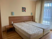 двоспальне ліжко у спальні