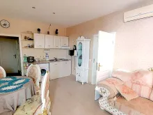 Диван, стол со стульями, кухонный уголок
