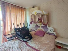 Кровать, ночной шкафчик, стулья