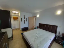 двоспальне ліжко у спальні
