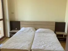 кровать в спальне