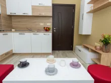 стіл зі стільцями, кухня