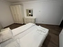 ліжко в спальні, шафа, комод