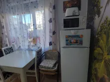 стіл та холодильник