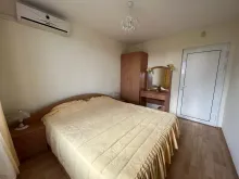 ліжко в спальні, шафа