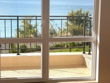 вікно у вітальні з видом на море