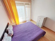 двоспальне ліжко у спальні