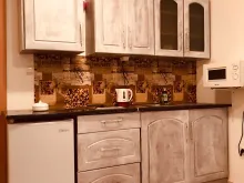 кухонна частина, холодильник, мікрохвильова піч