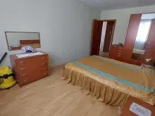 ліжко з іншими меблями