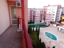 вид на басейн з тераси