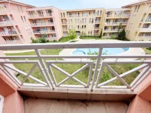 вид на басейн з тераси