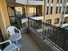 тераса зі столом та стільцями