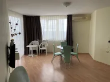 вітальня, стіл зі стільцями