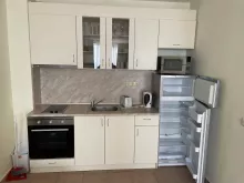 холодильник та кухня