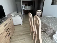 стіл зі стільцями, кухонний куточок, диван