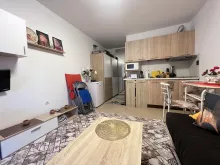диван, кухонний куточок, холодильник