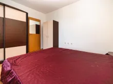 Шкаф и кровать в спальне