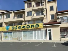 Фасад комплексу та магазин