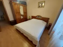 шафа, ліжко у спальні