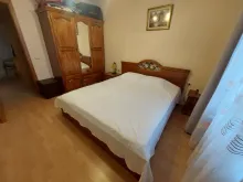 шафа, ліжко у спальні